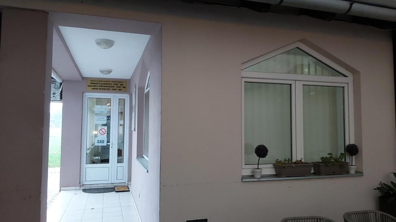 Ada Adica Prenociste Sport Wellness Centar - Bazeniホステル エクステリア 写真